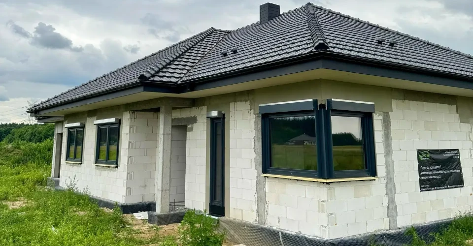 dom jednorodzinny w&nbsp;trakcie budowy