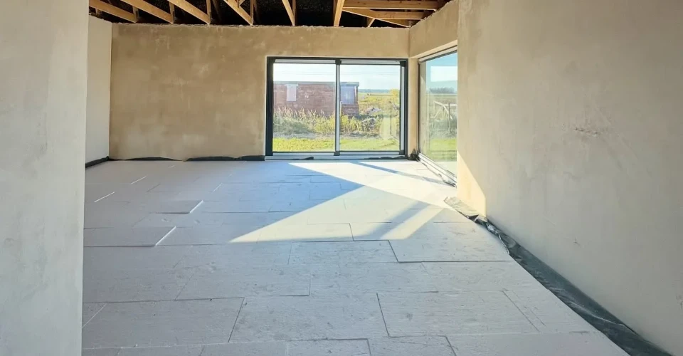 wnętrze domu w&nbsp;stanie surowym